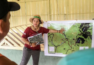 Quando eu devolvo o mapa à comunidade, ela passa a ter outra visão do território, diz a pesquisadora do Instituto Mamirauá, Jéssica dos Santos- crédito Bernardo Oliveira